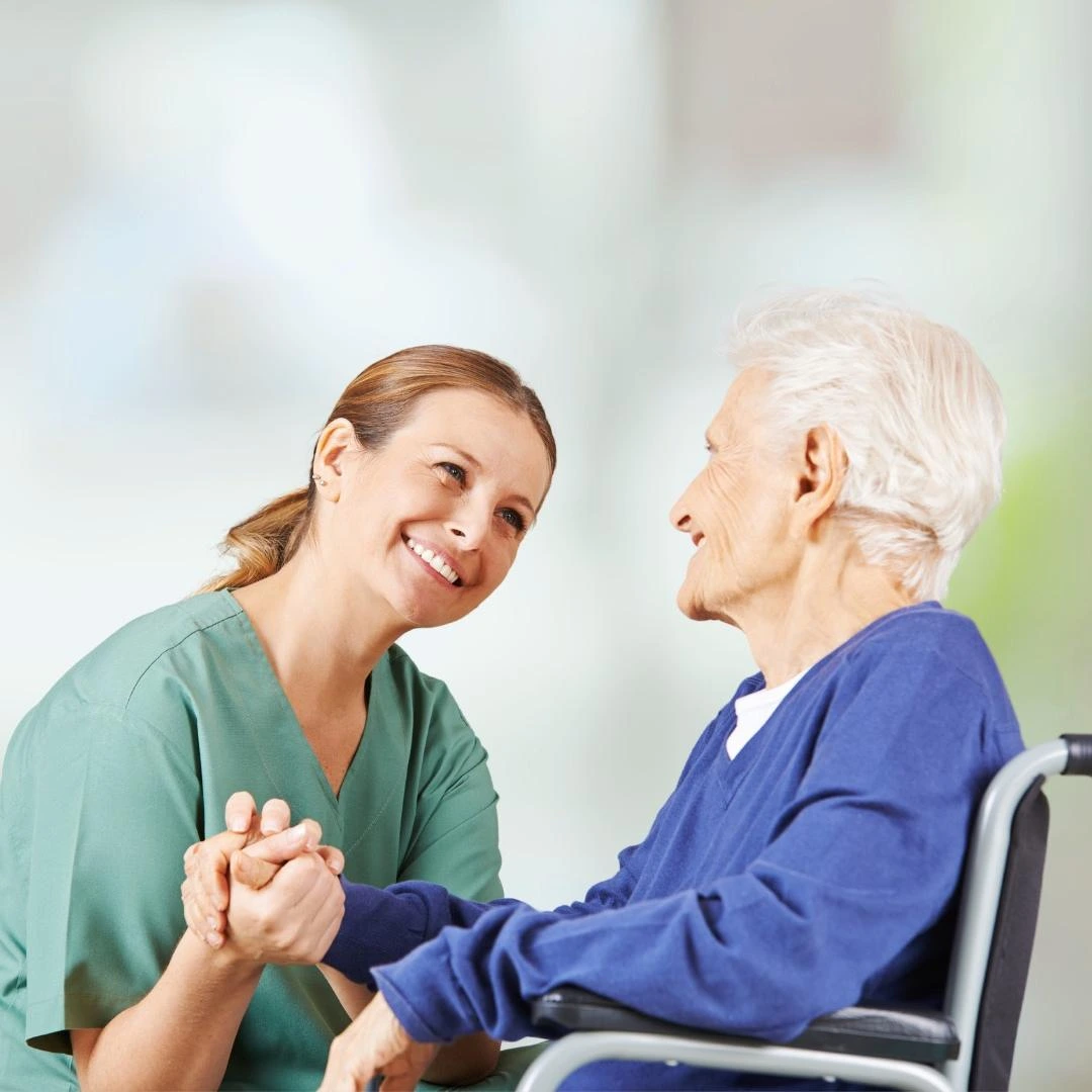 Paciente siendo cuidado por enfermera